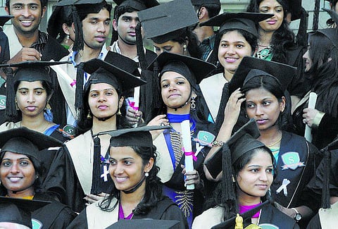 விருதுநகர்: பலிக்குமா கிராமப்புற மாணவர்களின் ஐ.ஏ.எஸ். கனவு? தேர்வுக்குத் தயாராவதில் சரியான வழிகாட்டுதல் இல்லாமல் தவிப்பு