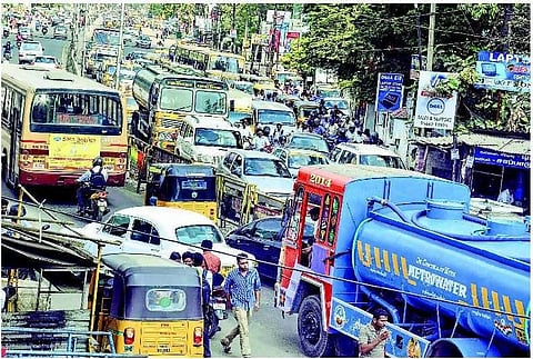 சென்னை: நெரிசலில் திணறும் வேளச்சேரி சாலைகள் அகலப்படுத்த நடவடிக்கை எடுக்கப்படுமா?