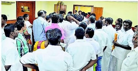 நாங்கள் ஸ்டாலின் பக்கம் இருக்கிறோம்: தென் மாவட்ட நிர்வாகிகள்