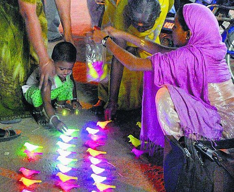 அசலை காக்க மறந்ததால் நகலை விலைக்கு வாங்கும் அவலம்: விருதுநகர் வீதிகளில் கலர் கலராய் சிட்டுக் குருவிகள்