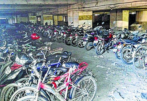 திருவான்மியூர் ரயில் நிலையத்தில் வாகனம் நிறுத்த வசதி இல்லை- 3 மாதங்களாக மக்கள் அவதி