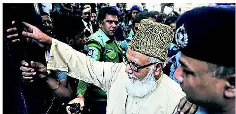 ஆயுதம் கடத்திய உல்பா தலைவர் உள்பட 14 பேருக்கு தூக்கு- வங்கதேச நீதிமன்றம் தீர்ப்பு