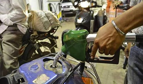 மானியம் இல்லாத காஸ் சிலிண்டர் விலை குறைப்பு: டீசல் விலை 50 பைசா உயர்வு