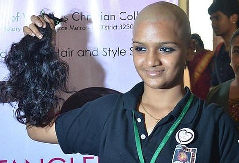 புற்றுநோயாளிகளுக்கு ‘விக்’ வழங்குவதற்காக மொட்டையடித்துக் கொண்ட கல்லூரி மாணவிகள்