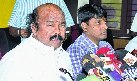 மதுரை மக்களின் தூக்கத்தைத் தொலைத்தது குடிநீர்: அதிகாலை 3 மணி முதல் இரவு 12.30 வரை பகுதி வாரியாக விநியோகிப்பதாக மாநகராட்சி அறிவிப்பு