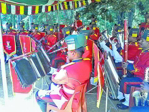 உதகை: மனதை மயக்கும் ராணுவ இசைக் குழு