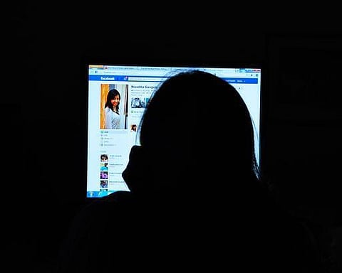 ஆன்லைனில் உலாவும் ஆந்தை இளைஞர்கள்!