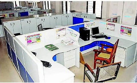 தெலங்கானா: 4 லட்சம் அரசு ஊழியர்கள் வேலை நிறுத்தம்- அரசு பணிகள் ஸ்தம்பித்தன