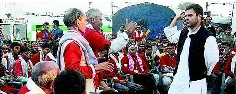 ரயில்வே போர்ட்டர்களுடன் ராகுல் காந்தி கலந்துரையாடல்