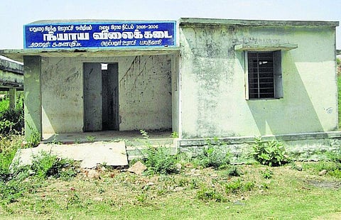 மதுரை: கட்டப்பட்டதோ ரேசன் கடை! செயல்படுவதோ கழிப்பறை! அத்தியாவசியப் பொருள்கள் வாங்க அலையும் கிராமத்தினர்