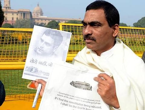 பெப்பர் ஸ்பிரே எம்.பி. அரசியலில் இருந்து விலகல்