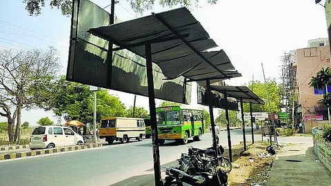 மதுரை: வெயில், மழைக்கு உதவாத பயணிகள் நிழற்குடைகள்: விளம்பர போர்டுகளுக்கே முன்னுரிமை அளிப்பதால் பொதுமக்கள் அதிருப்தி