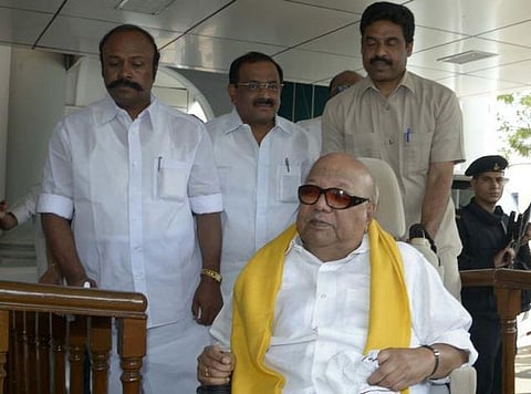 ஓராண்டுக்குப் பிறகு பேரவைக்கு வந்தார் கருணாநிதி: வருகைப் பதிவேட்டில் கையெழுத்து போட்டார்