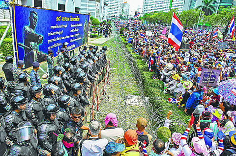 தாய்லாந்து பிரதமர் அலுவலகத்தை முற்றுகையிட்ட அரசு எதிர்ப்பாளர்கள்