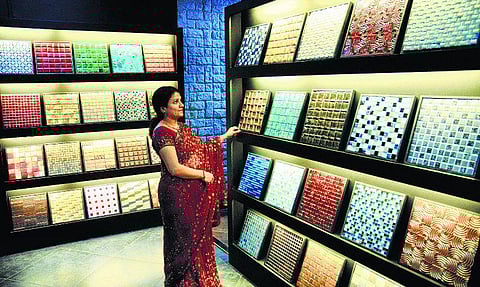 வீட்டை அழகாக்கும் வண்ண டைல்ஸ்கள்