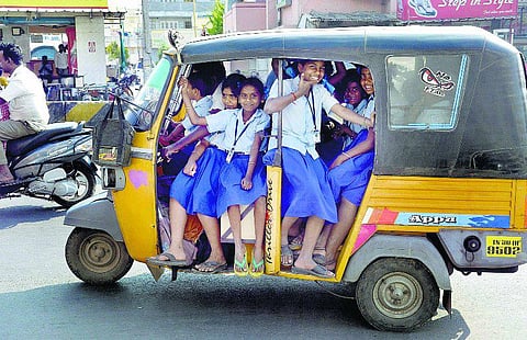 நெல்லை: பள்ளிக் குழந்தைகளை பலி வாங்கும் ஆட்டோக்கள்: போலீஸார் மட்டுமல்ல, பெற்றோரும் பொறுப்பாளிதான்