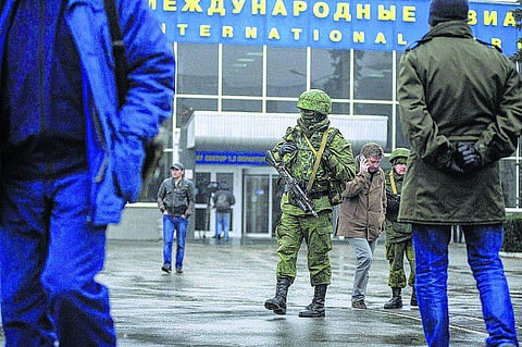 உக்ரைனின் கிரிமியா விமான நிலையத்தை முற்றுகையிட்டது ரஷிய ராணுவம்