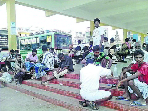 பேருந்து நிலையமா? திறந்தவெளி மதுக்கூடமா?- புனிதத் தலமான வேளாங்கண்ணியில் வேதனை