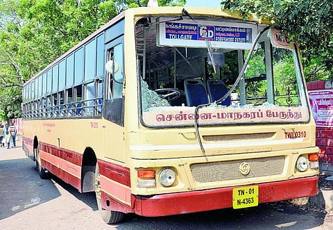 பேருந்துக்குள் மாநிலக் கல்லூரி மாணவர்கள் கடும் மோதல்- பஸ் கண்ணாடிகள் உடைக்கப்பட்டதால் மூன்று பேர் காயம்