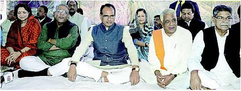 மத்திய அரசைக் கண்டித்து ம.பி. முதல்வர் உண்ணாவிரதம்: விவசாயிகளின் வேதனையில் பாராமுகம் என புகார்