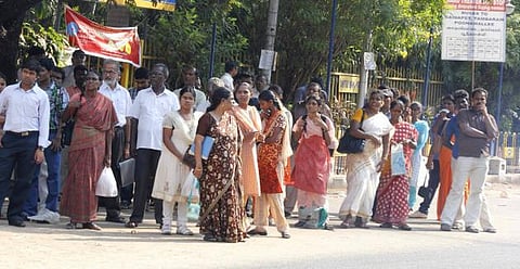 தாமதமாக வரும் பேருந்துகள் கால்கடுக்க நிற்கும் பயணிகள்: அரசுக்கும் இழப்பு- கவனிப்பார்களா அதிகாரிகள்?