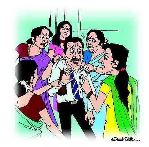 ரயிலில் பரிசோதகர் போல் வேடமிட்டு பணம் வசூலிப்பு, மாணவிகளிடம் அத்துமீறல்- மடக்கிப் பிடித்து போலீஸில் ஒப்படைத்த பெண்கள்