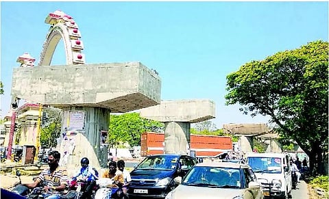 ஆமை வேகத்தில் நடைபெறும் அண்ணா வளைவு மேம்பாலப் பணி- நெரிசலில் சிக்கித் திணறும் பூந்தமல்லி நெடுஞ்சாலை