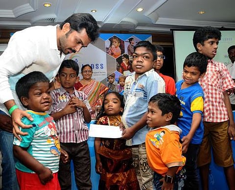 லைசோசோம் பாதித்த குழந்தைகளுக்கு அரசு உதவி செய்ய வேண்டும்: நடிகர் கார்த்தி வலியுறுத்தல்