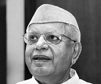 நைனிடாலில் புதிய மகனுடன் என்.டி. திவாரி சுற்றுப் பயணம்