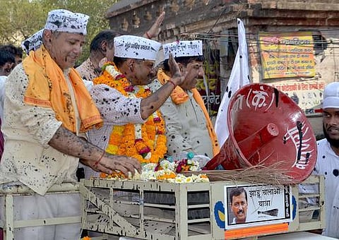 கேஜ்ரிவால் மீது முட்டை, மை வீச்சு: வாரணாசியில் வழிநெடுகிலும் பாஜகவினர் எதிர்ப்பு