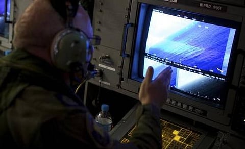 எம்.எச்.370: விமானத்தை தேடும் பகுதியில் மிதக்கும் 300 பொருட்கள் விமானத்தின் பாகங்களா?