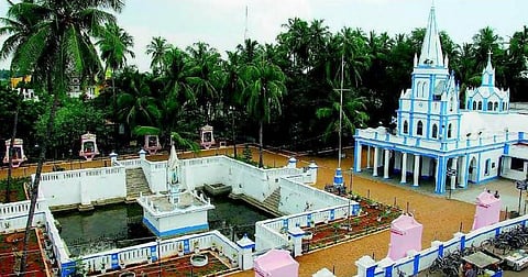 குளத்துடன் அமைந்த தேவாலயம்