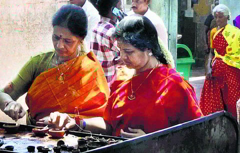 மடப்புரம் காளி கோயிலில் அழகிரி மனைவி சிறப்புப் பூஜை: நீல நிறப் பட்டாடை சாத்தி, நெய் விளக்கு ஏற்றி வழிபட்டார்