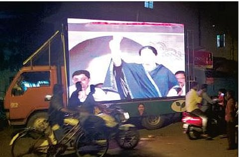 அதிமுக-வின் ஹைடெக் எல்.இ.டி. பிரச்சாரம்: தேர்தல் விதிகள் மீறப்படுவதாக சர்ச்சை