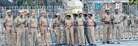 மாநிலக் கல்லூரி மாணவர்கள் மோதல்: கல்வீச்சில் உதவி ஆணையர் காயம்: 8 பேர் சிறையில் அடைப்பு