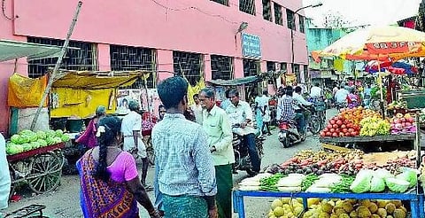 நடைபாதை முழுவதும் கடைகள்: அயனாவரத்தில் நெரிசலால் மக்கள் அவதி: கட்டிய வணிக வளாகத்தை திறப்பது எப்போது?