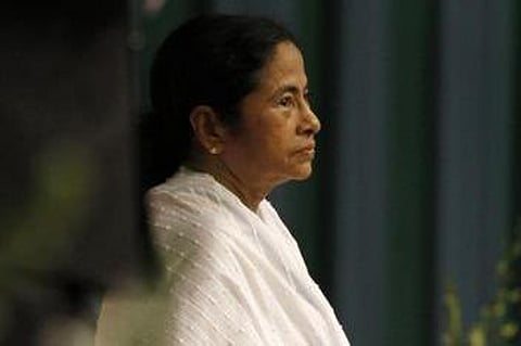 அதிகாரிகள் பணியிடமாற்றம்: தேர்தல் ஆணைய உத்தரவை ஏற்றார் மம்தா