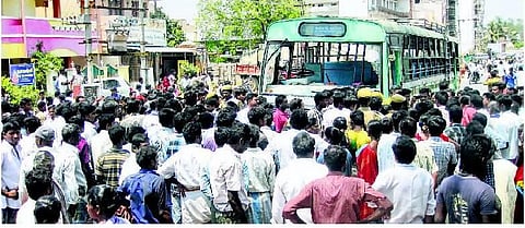 ஓட்டுநர் - நடத்துநர் சண்டையால் 3 பேர் பலி: திருவண்ணாமலையில் விபரீத விபத்து; பொதுமக்கள் மறியலால் பதற்றம்