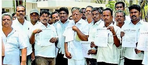 அதிகபாரம் ஏற்றும் லாரிகள்: நடவடிக்கை கோரி மனு