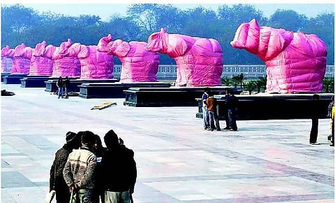 நொய்டாவில் திரையிட்டு மூடப்பட்ட யானை சிலைகள் : விசாரணை நடத்த மாவட்ட நிர்வாகம் உத்தரவு