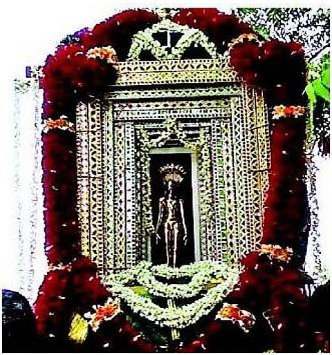 வித்தியாசமான உற்சவ அலங்காரம்