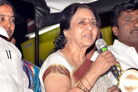 4 நிமிடப் பிரச்சாரத்தில் 42 முறை `அம்மா’: வெண்ணிற ஆடை நிர்மலா பேச்சால் சலிப்பு