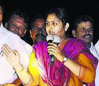 ‘விசில் அடிக்கலாம்; கை தட்டலாம்’ - நடிகை விந்தியா பிரச்சாரத்தில் கலகலப்பு