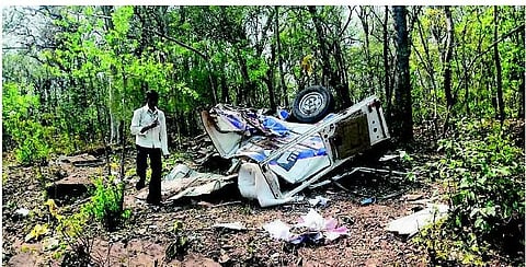 சத்தீஸ்கரில் மாவோயிஸ்ட்கள் வெடிகுண்டு தாக்குதல்: தேர்தல் அதிகாரிகள், சிஆர்பிஎப் வீரர்கள் உள்பட 14 பேர் பலி