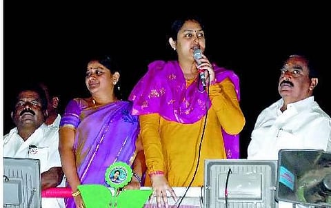 குஷ்பு தயவில் திமுக: நடிகை விந்தியா கிண்டல்