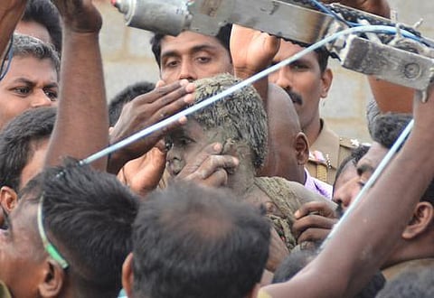 400 அடி ஆழ்துளைக் கிணற்றில் விழுந்த சிறுவன் உயிருடன் மீட்பு: உதவியது போர்வெல் ரோபோ கருவி; மதுரை குழுவுக்கு பாராட்டு