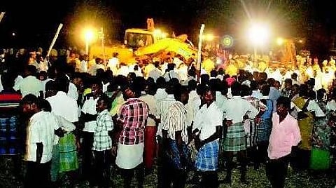 ஆழ்துளைக் கிணற்றுக்குள் விழுந்த குழந்தை உயிருக்கு போராட்டம்: திருவண்ணாமலை அருகே சோகம்