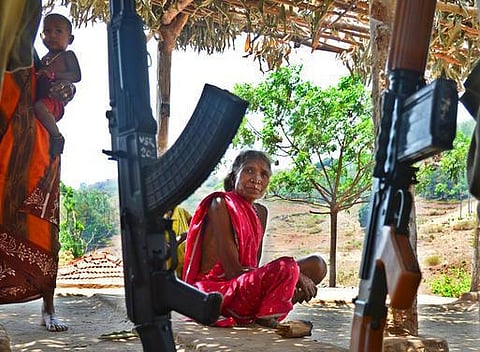 போலீஸ்காரர்களுக்கும் மாவோயிஸ்டுகளுக்கும் இடையே…