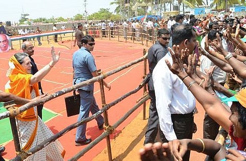 மதத்தின் பெயரால் தேசத்தை பிரிக்க முயற்சி செய்கின்றனர்: கன்னியாகுமரி பிரச்சாரப் பொதுக்கூட்டத்தில் சோனியா பேச்சு