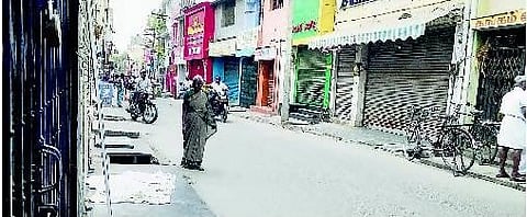 சிவகாசியில் பட்டாசு உற்பத்தியாளர்கள், தொழிலாளர்கள் உண்ணாவிரதம்: கடைகளை அடைத்து வியாபாரிகள் ஆதரவு